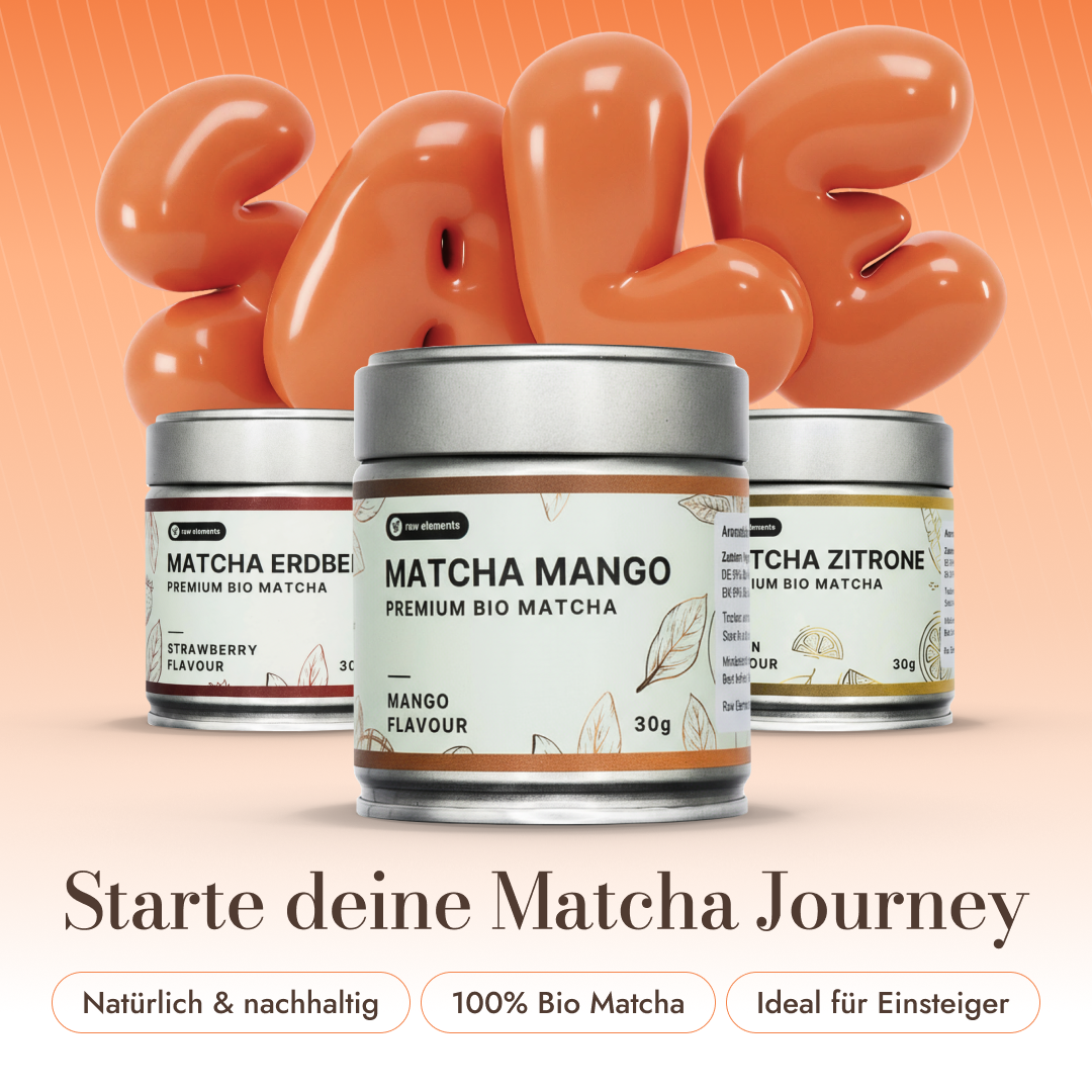 Werbebanner für Raw Elements Matcha-Produkte: Drei Dosen mit den Geschmacksrichtungen Matcha Erdbeere, Matcha Mango und Matcha Zitrone stehen vor einem orangefarbenen Hintergrund mit großen 3D-Buchstaben, die "SALE" bilden