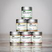 Bio Matcha Set mit sechs Sorten: Zitrone, Erdbeere, Mango, Vanille, Café und klassischem Matcha Pulver – ideal für Matcha Latte und Tee Zubereitung.