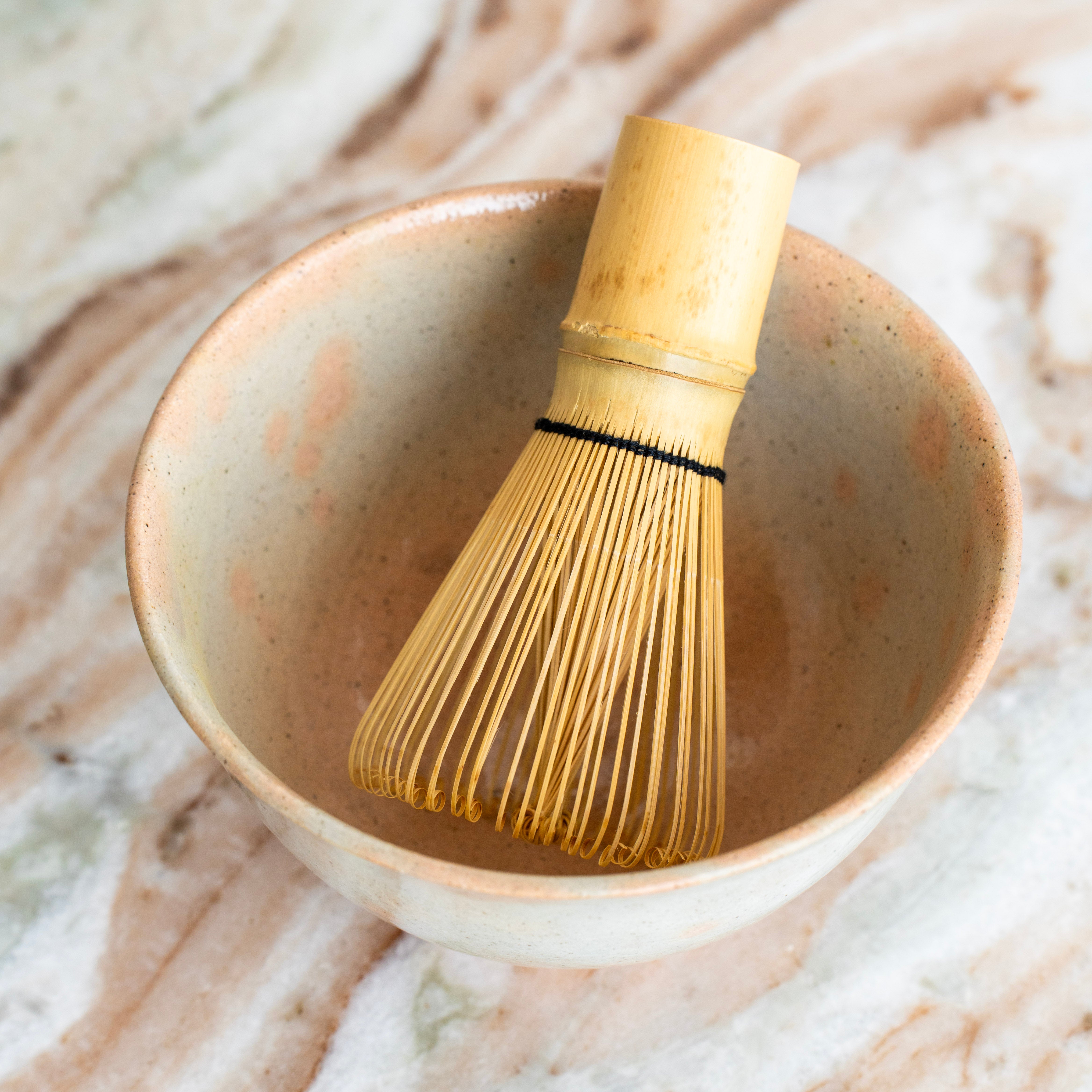 Traditioneller Matcha-Besen (Chasen) in Keramikschale – essenzielles Matcha Zubehör für die perfekte Matcha Zubereitung
