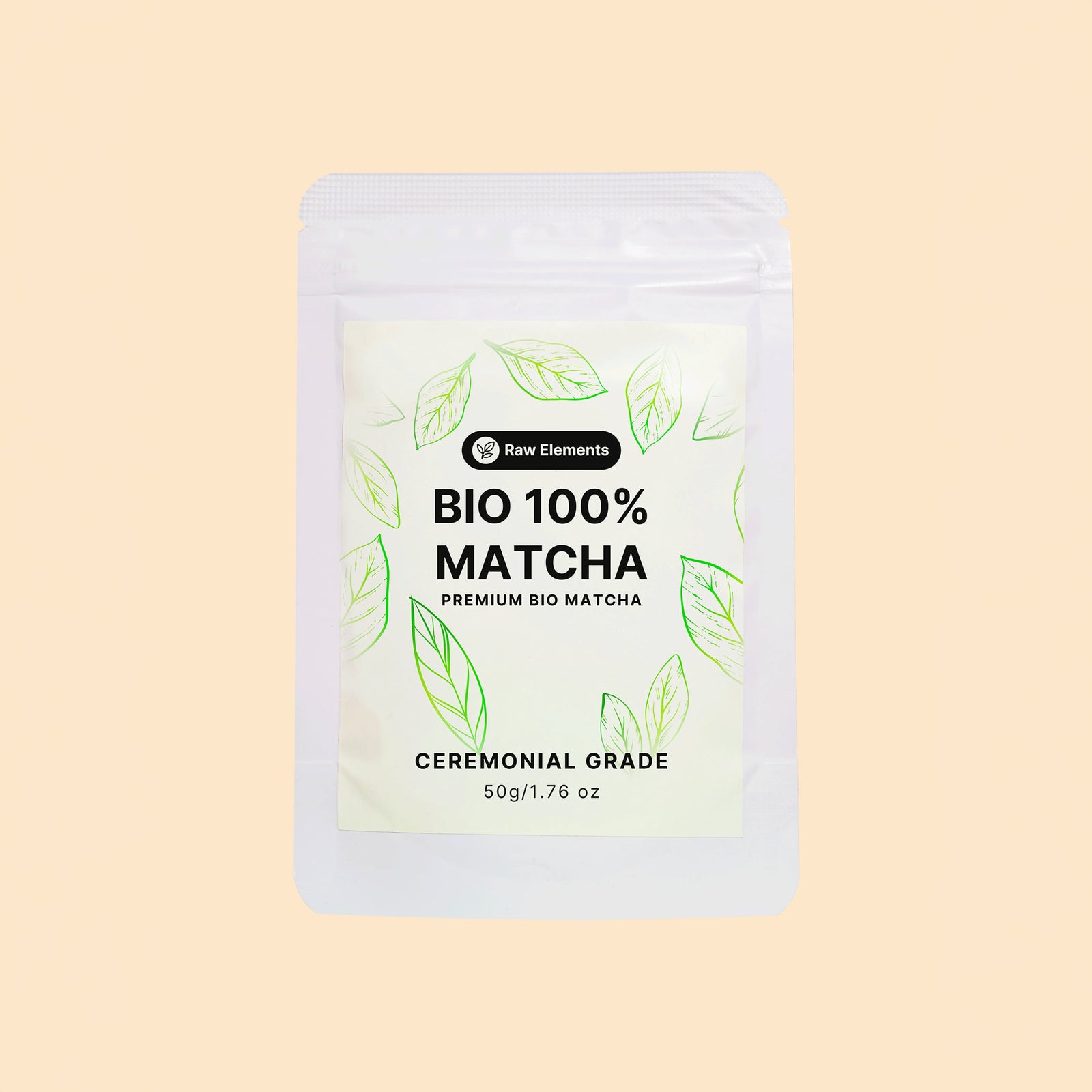 Frontansicht der Raw Elements Bio 100% Matcha Ceremonial Grade Verpackung (50g) mit feinen Teeblatt-Illustrationen auf beigem Hintergrund.