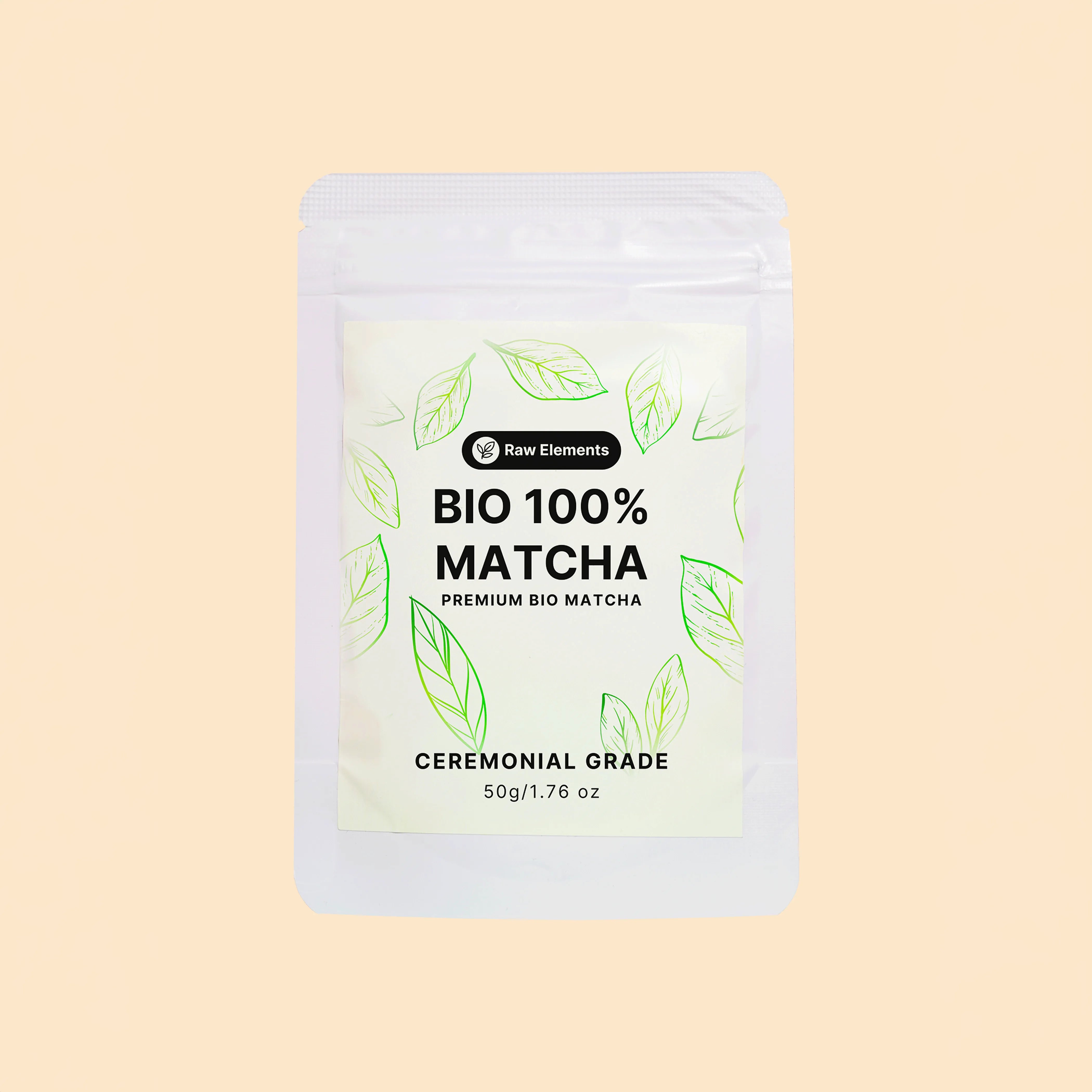 Frontansicht der Raw Elements Bio 100% Matcha Ceremonial Grade Verpackung (50g) mit feinen Teeblatt-Illustrationen auf beigem Hintergrund.