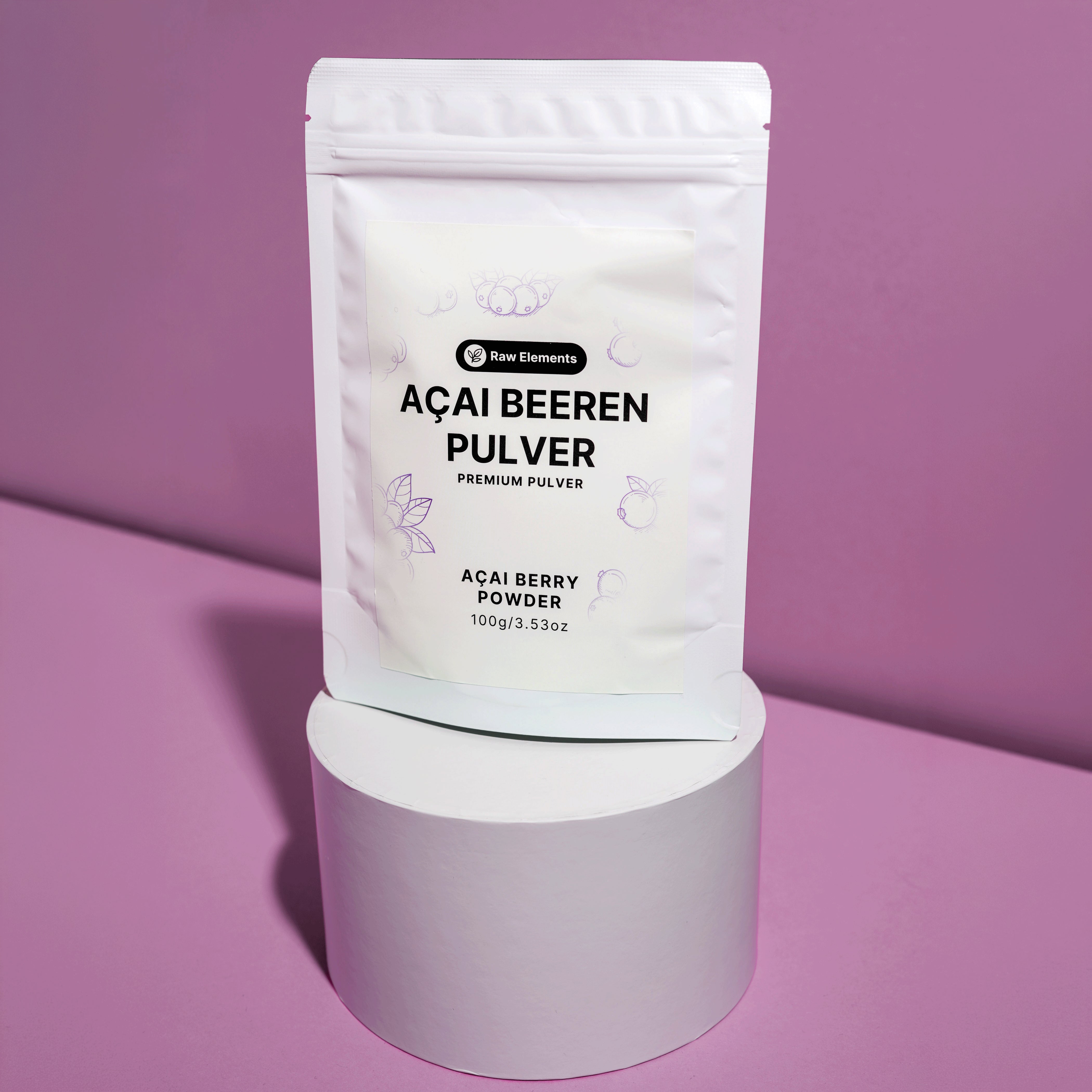 Weißer Standbodenbeutel des Raw Elements Bio Açai Beeren Pulver, präsentiert auf einem runden weißen Podest vor violettem Hintergrund.