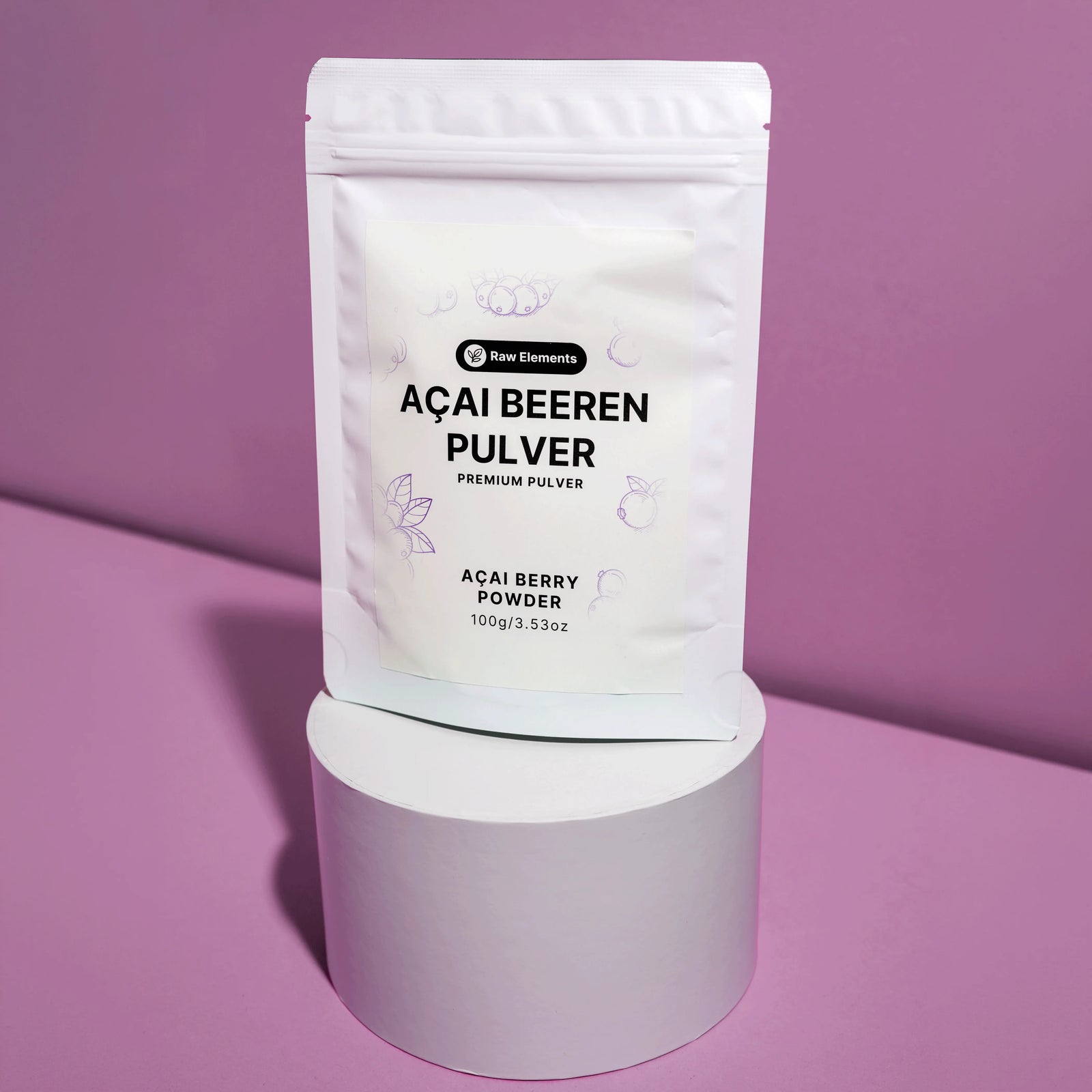 Weißer Standbodenbeutel des Raw Elements Bio Açai Beeren Pulver, präsentiert auf einem runden weißen Podest vor violettem Hintergrund.