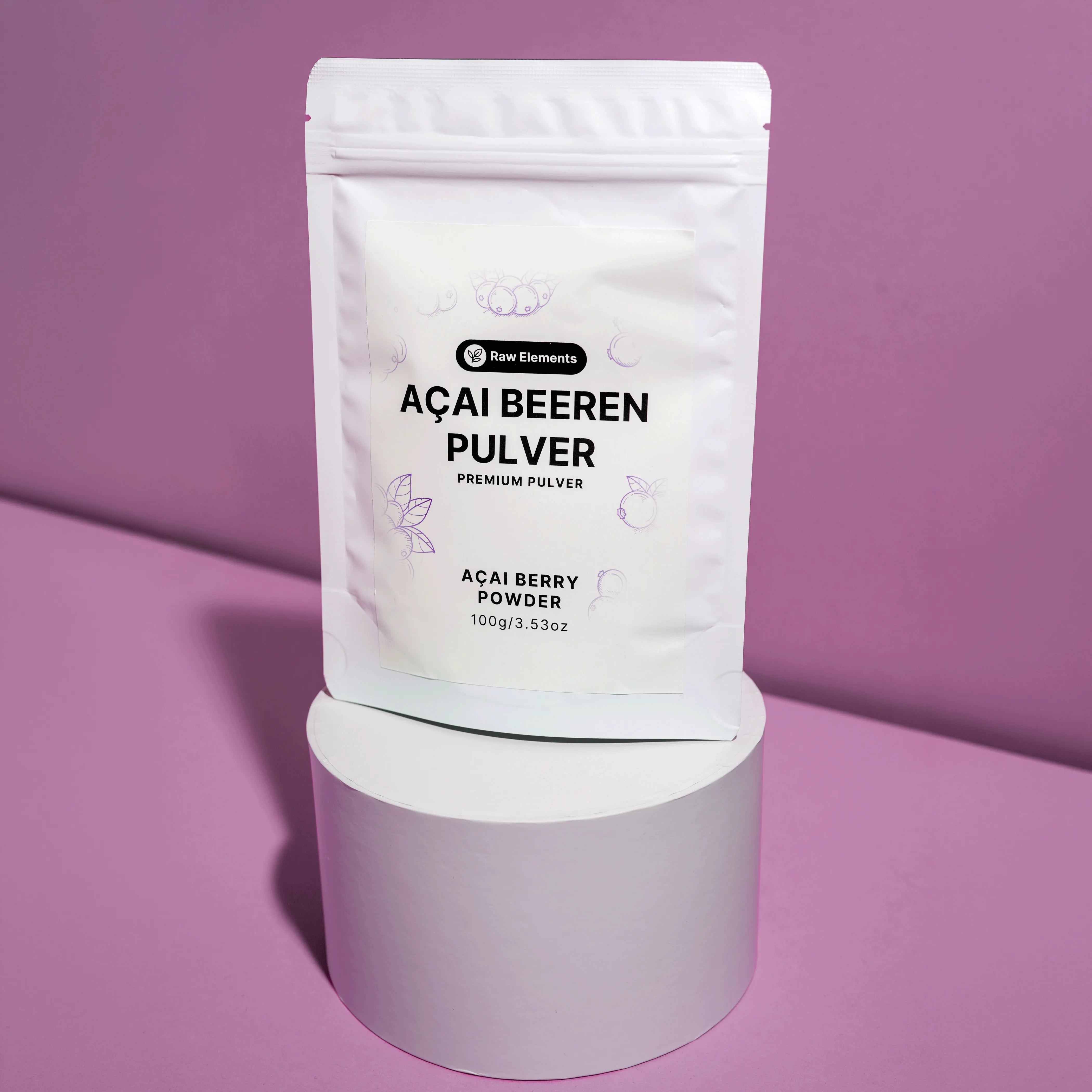 Weißer Standbodenbeutel des Raw Elements Bio Açai Beeren Pulver, präsentiert auf einem runden weißen Podest vor violettem Hintergrund.