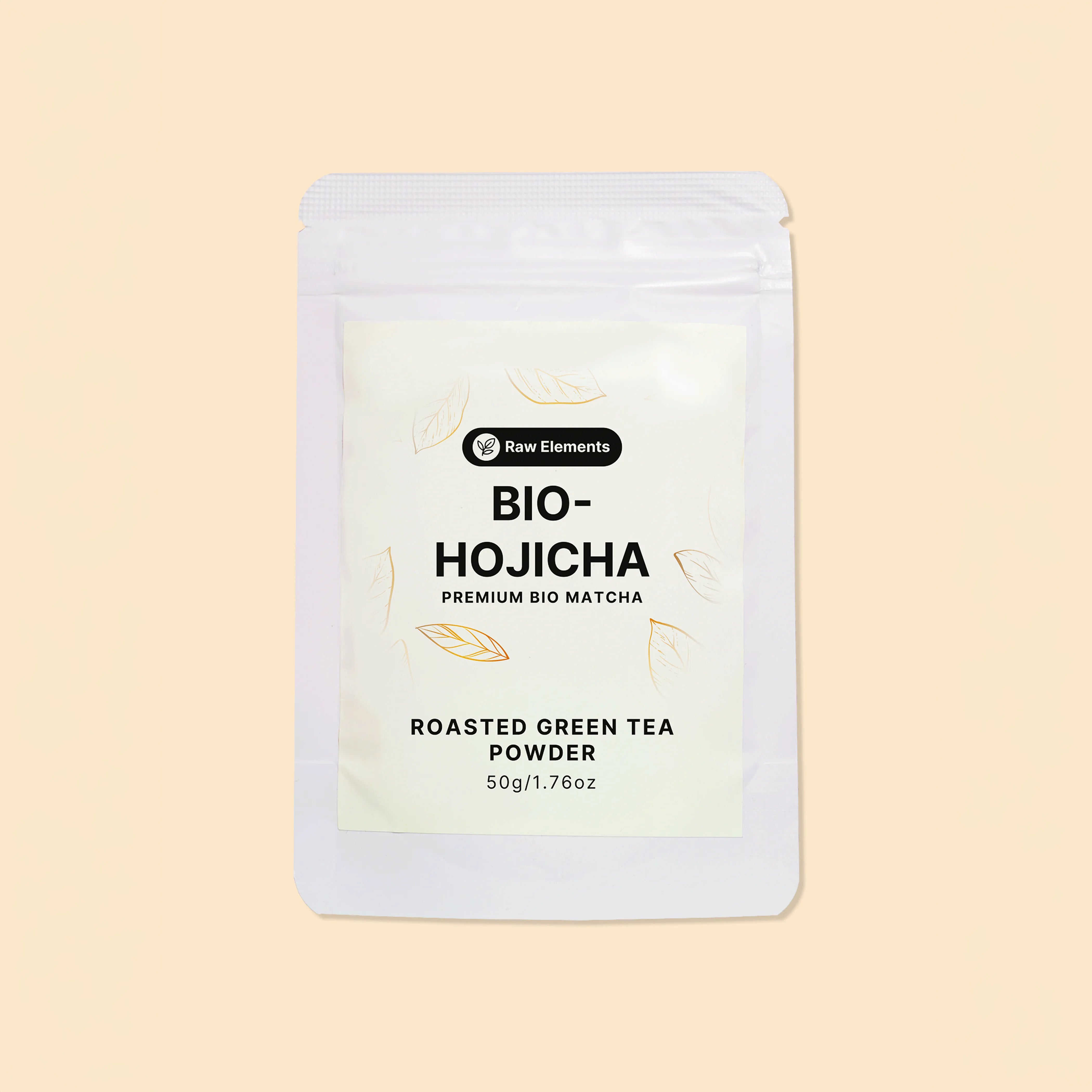 Frontansicht der Raw Elements Bio-Hojicha Verpackung (50g) für gerösteten Grüntee auf einem hellbeigen Hintergrund.