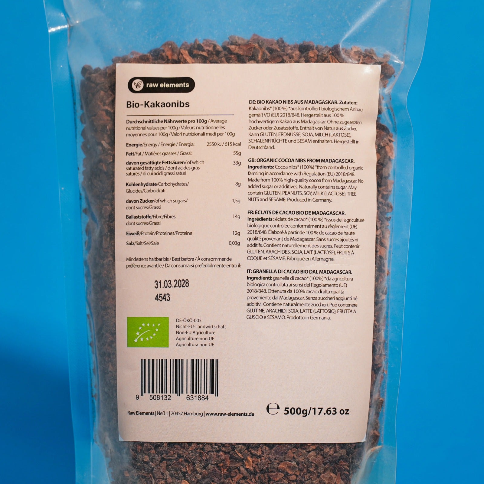 Detaillierte Nahaufnahme des Rückenetiketts der Bio Kakaonibs mit detaillierter Nährwerttabelle, Zutaten und EU-Bio-Siegel.