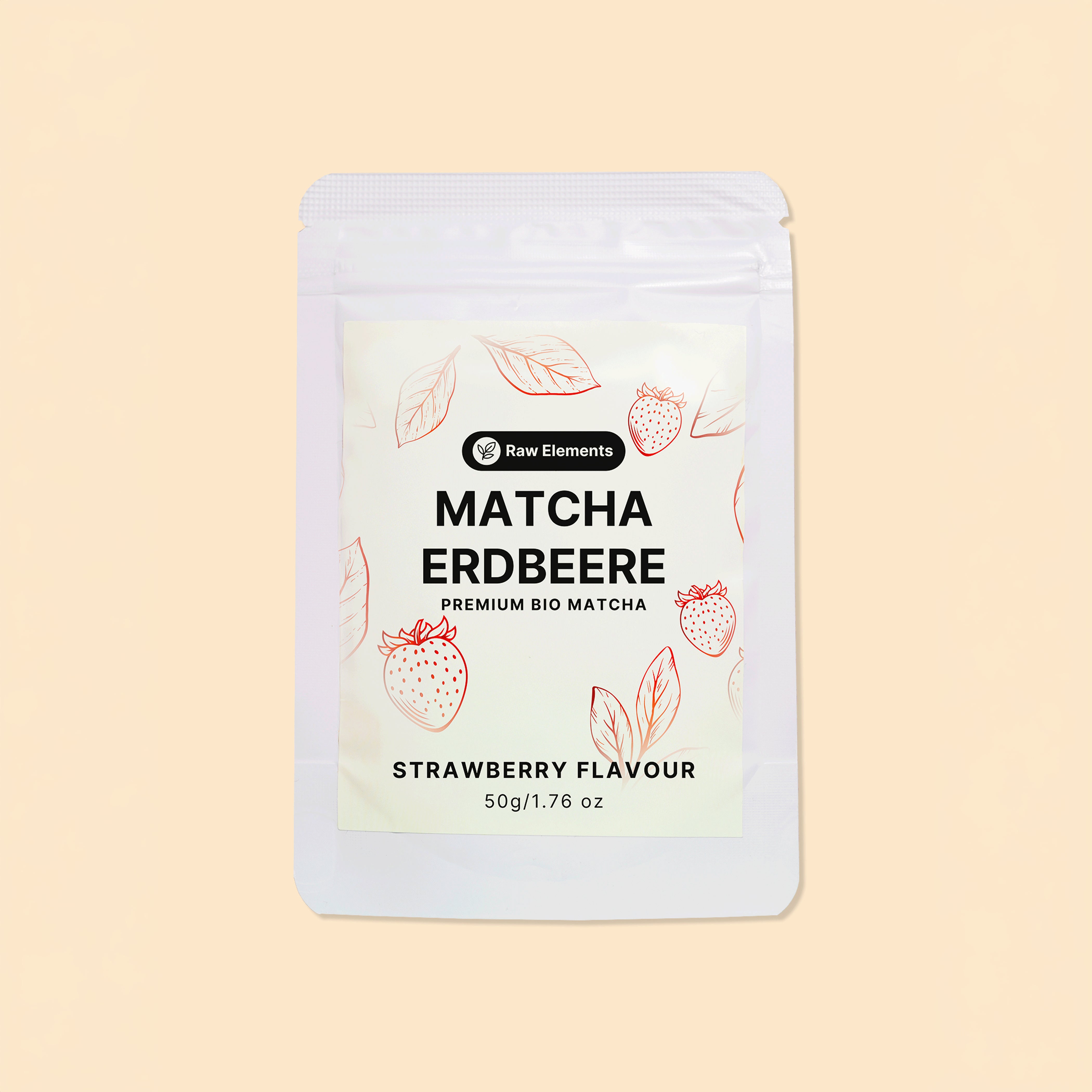 Frontansicht der Raw Elements Bio Matcha Erdbeere Verpackung (50g) mit feinen Erdbeer-Illustrationen auf einem hellbeigen Hintergrund.