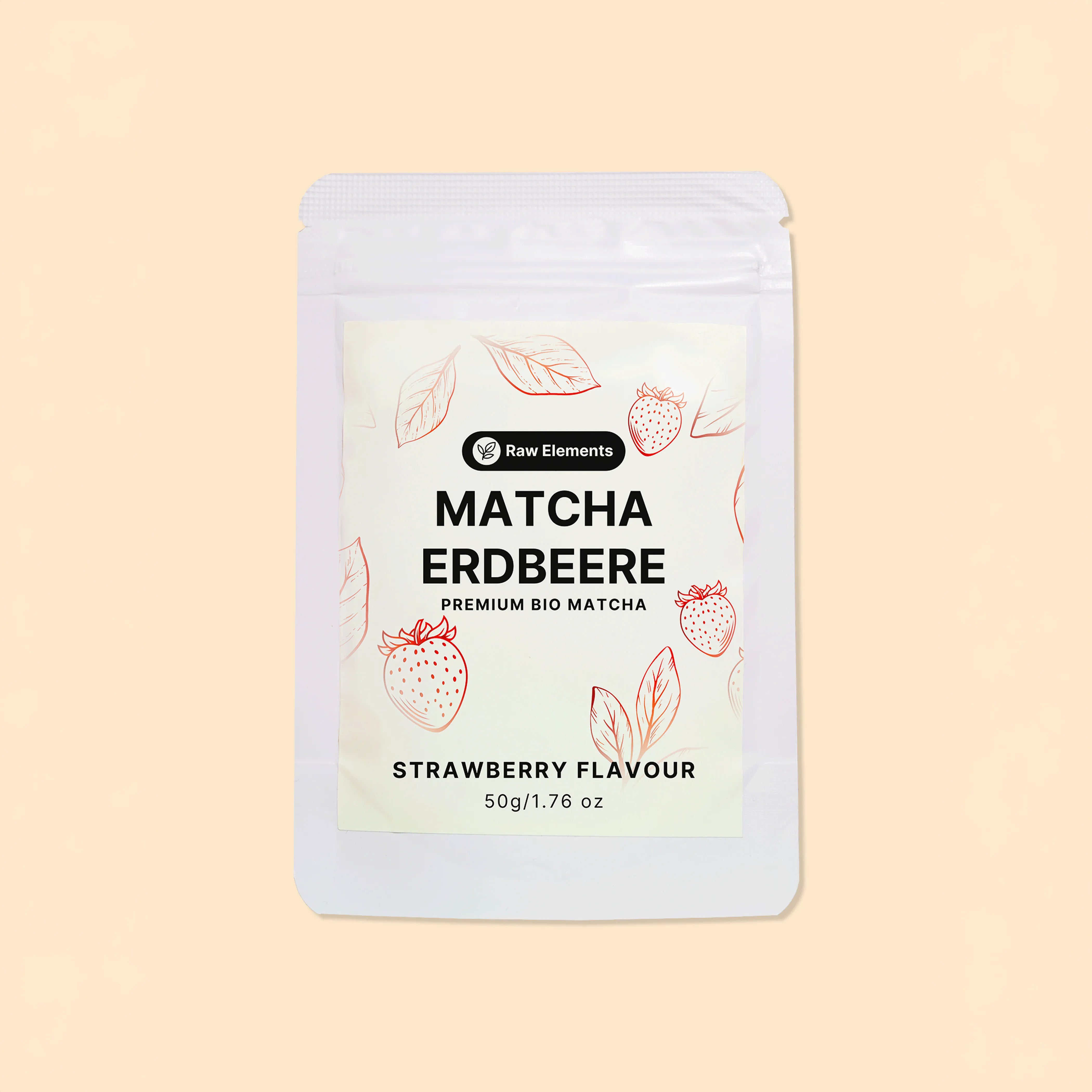 Frontansicht der Raw Elements Bio Matcha Erdbeere Verpackung (50g) mit feinen Erdbeer-Illustrationen auf einem hellbeigen Hintergrund.