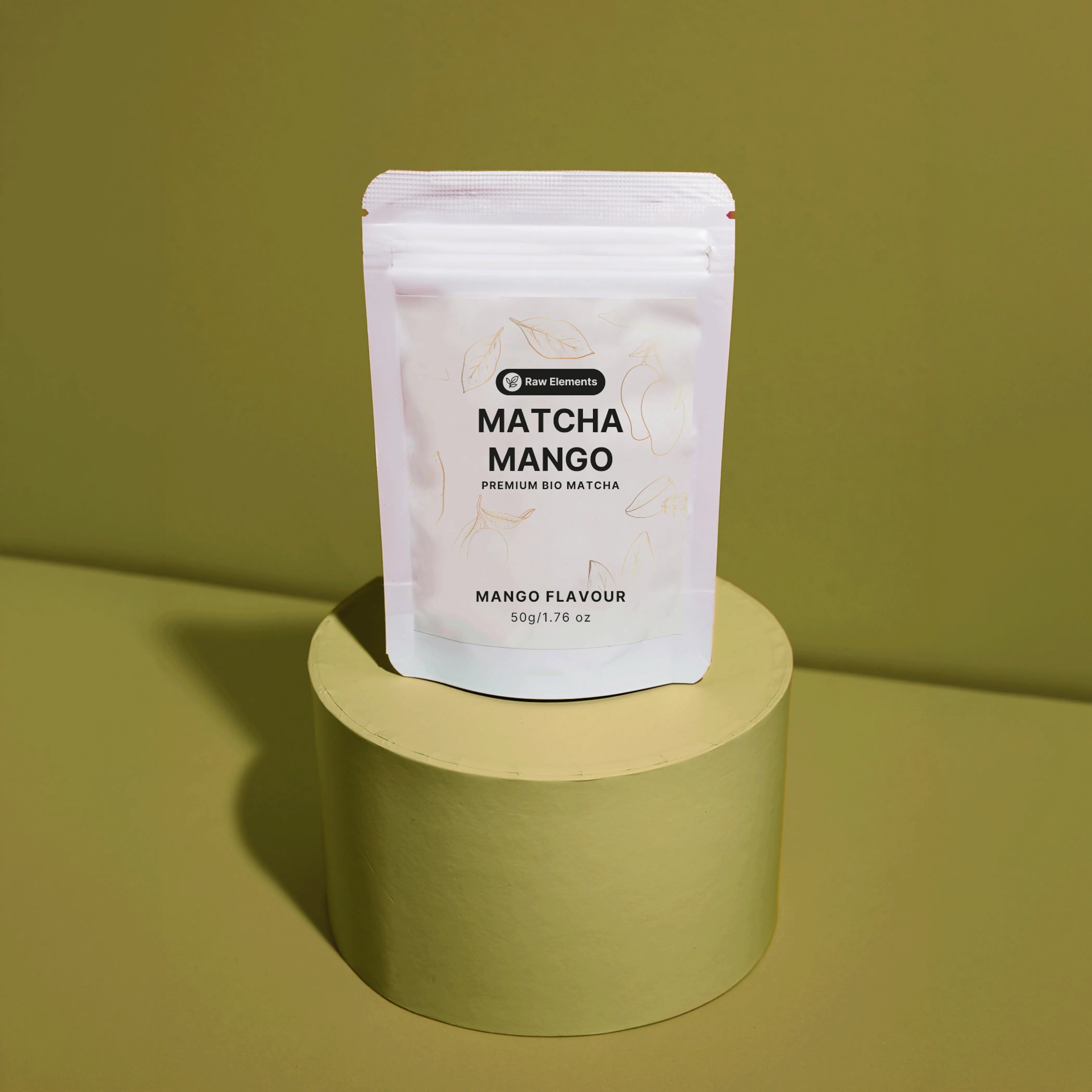 Weißer Standbodenbeutel des Raw Elements Bio Matcha Mango auf einem runden, hellgrünen Podest vor grünem Hintergrund.