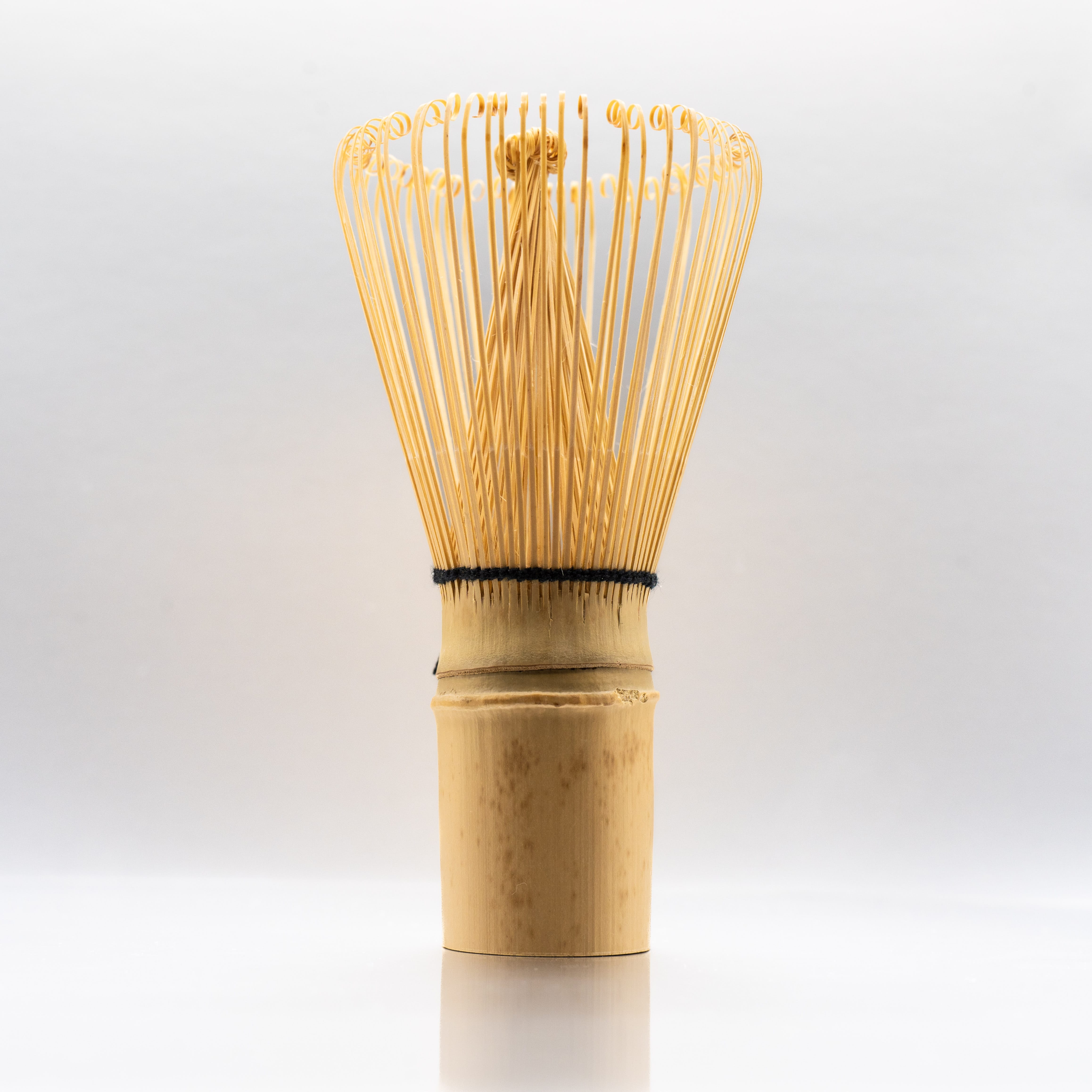 Chasen Matchabesen aus Bambus – enthalten im Hojicha Starter-Set von Raw Elements