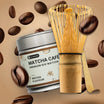 Raw Elements Matcha Café Dose mit Bambusbesen, umgeben von Kaffeebohnen – Bio Matcha mit Mocha-Geschmack