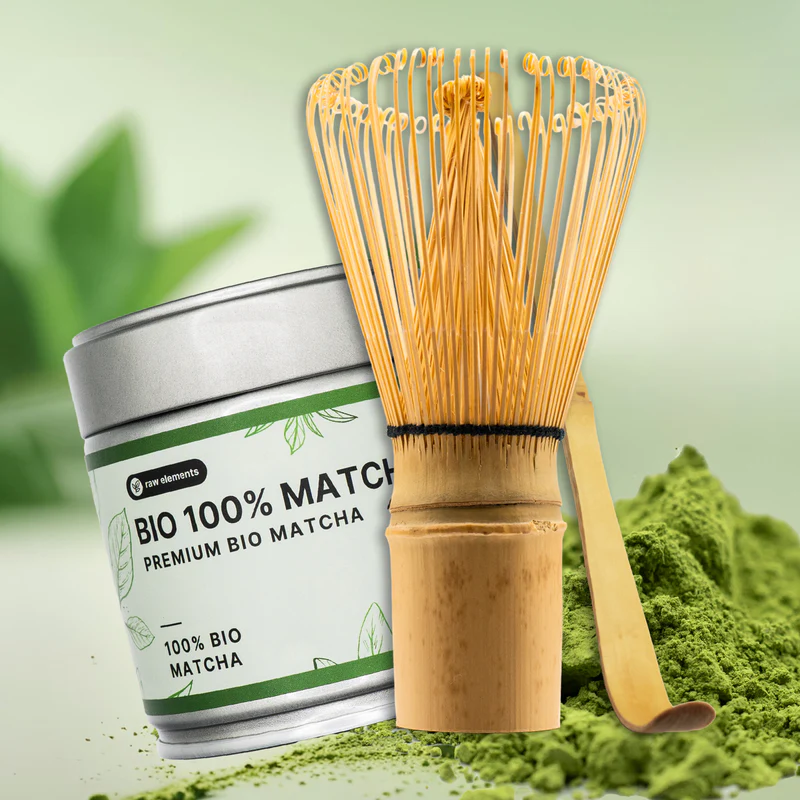 Matcha-Set bestehend aus einer 30-g-Dose Bio Ceremonial-Grade Matcha, einem traditionellen Bambusbesen (Chasen) und einem Matcha-Löffel (Chashaku) auf heller Oberfläche arrangiert – hochwertige japanische Teezubereitung für authentischen Matcha-Genuss