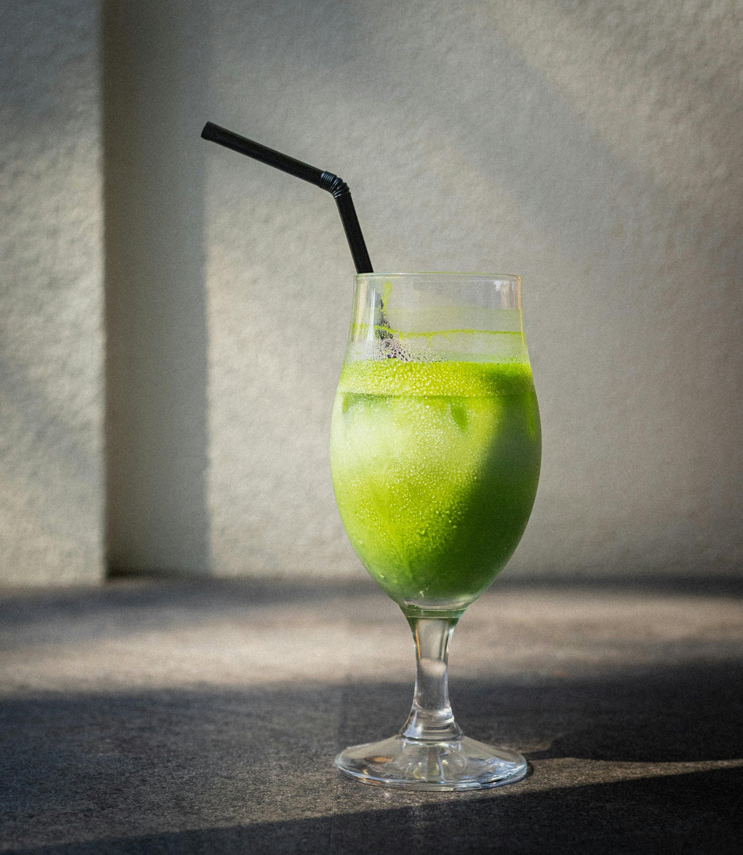 Erfrischender grüner Matcha Smoothie mit Zitronen-Geschmack im Glas