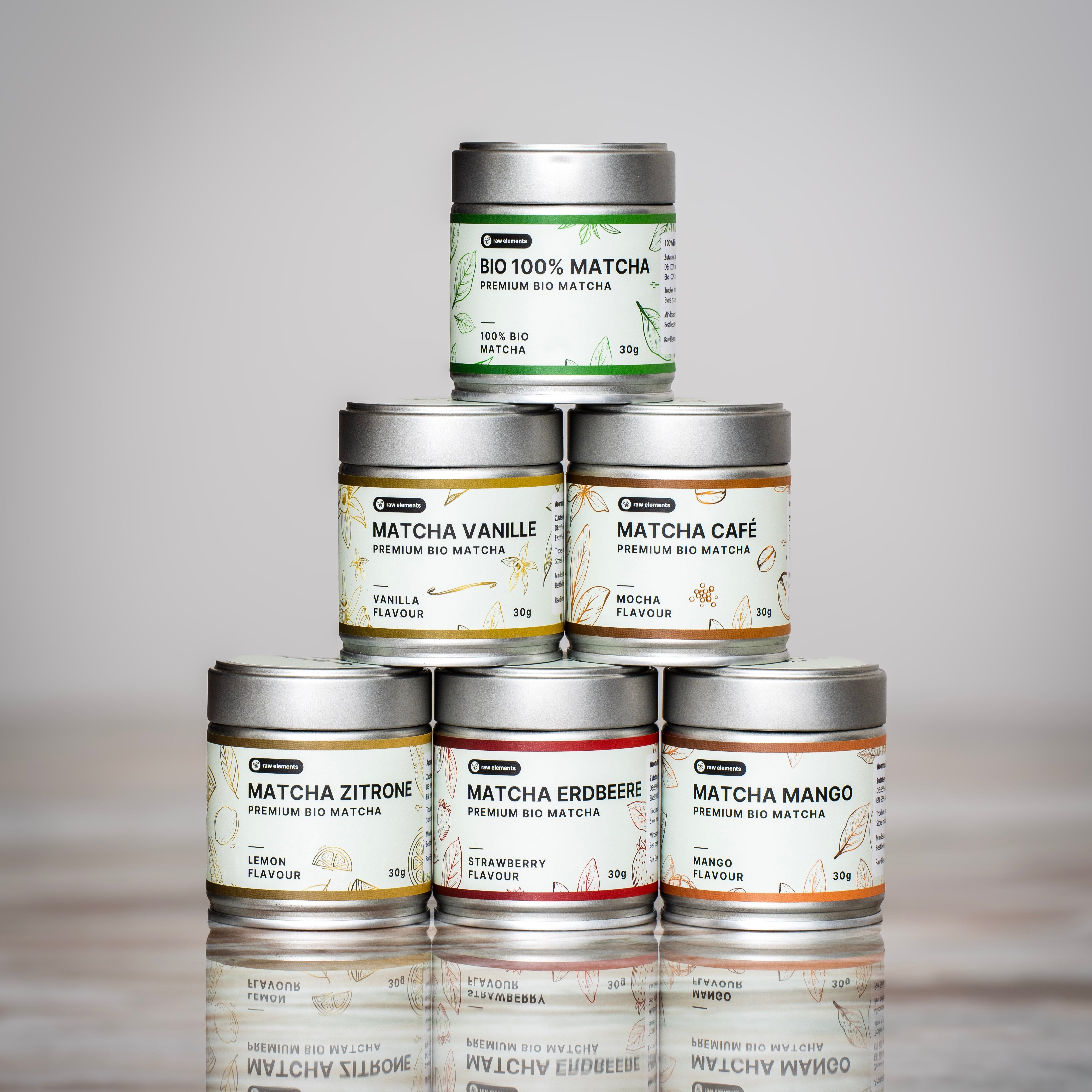 Bio Matcha Set mit sechs Sorten: Zitrone, Erdbeere, Mango, Vanille, Café und klassischem Matcha Pulver – ideal für Matcha Latte und Tee Zubereitung.