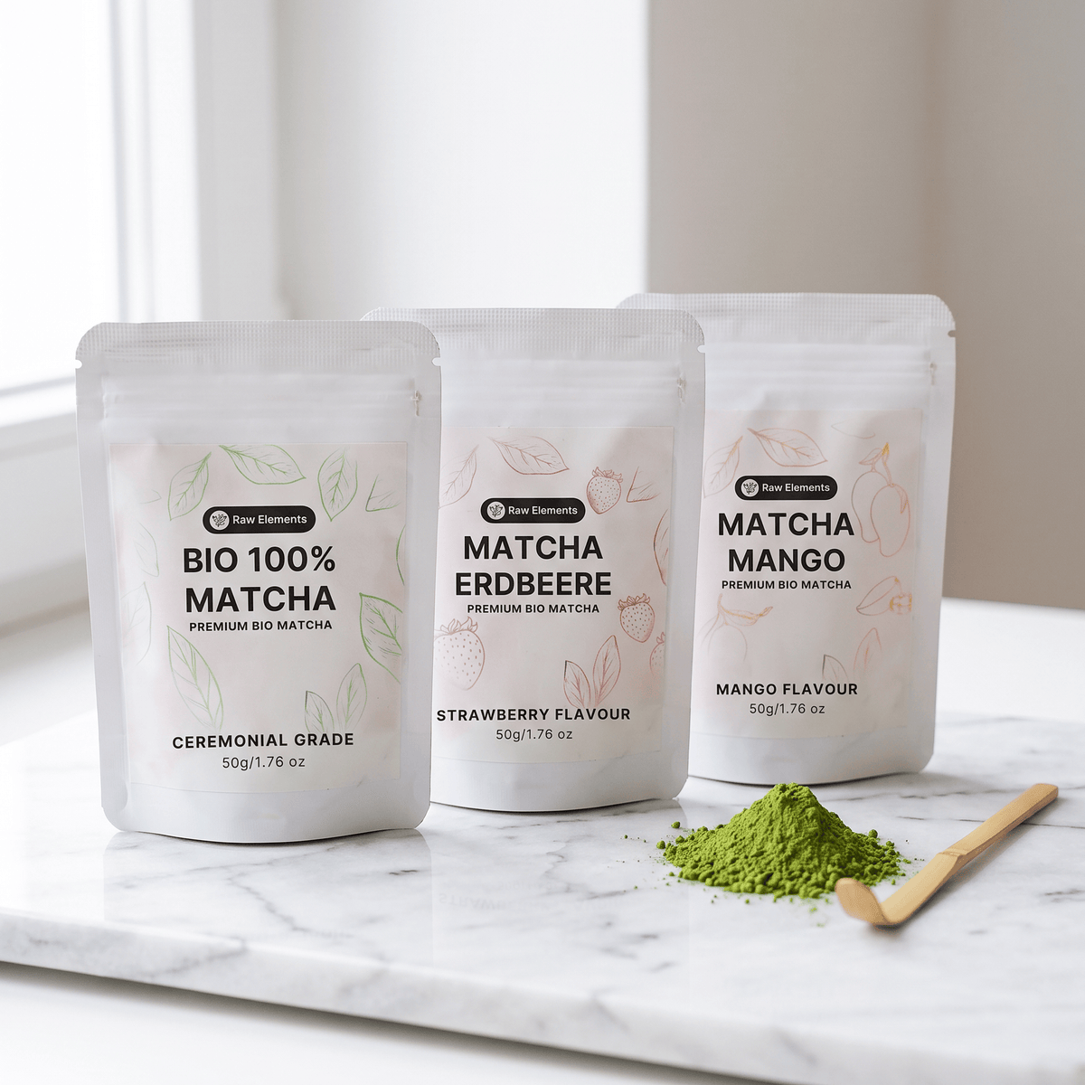 Matcha Set mit grünem Matcha Pulver auf Marmor