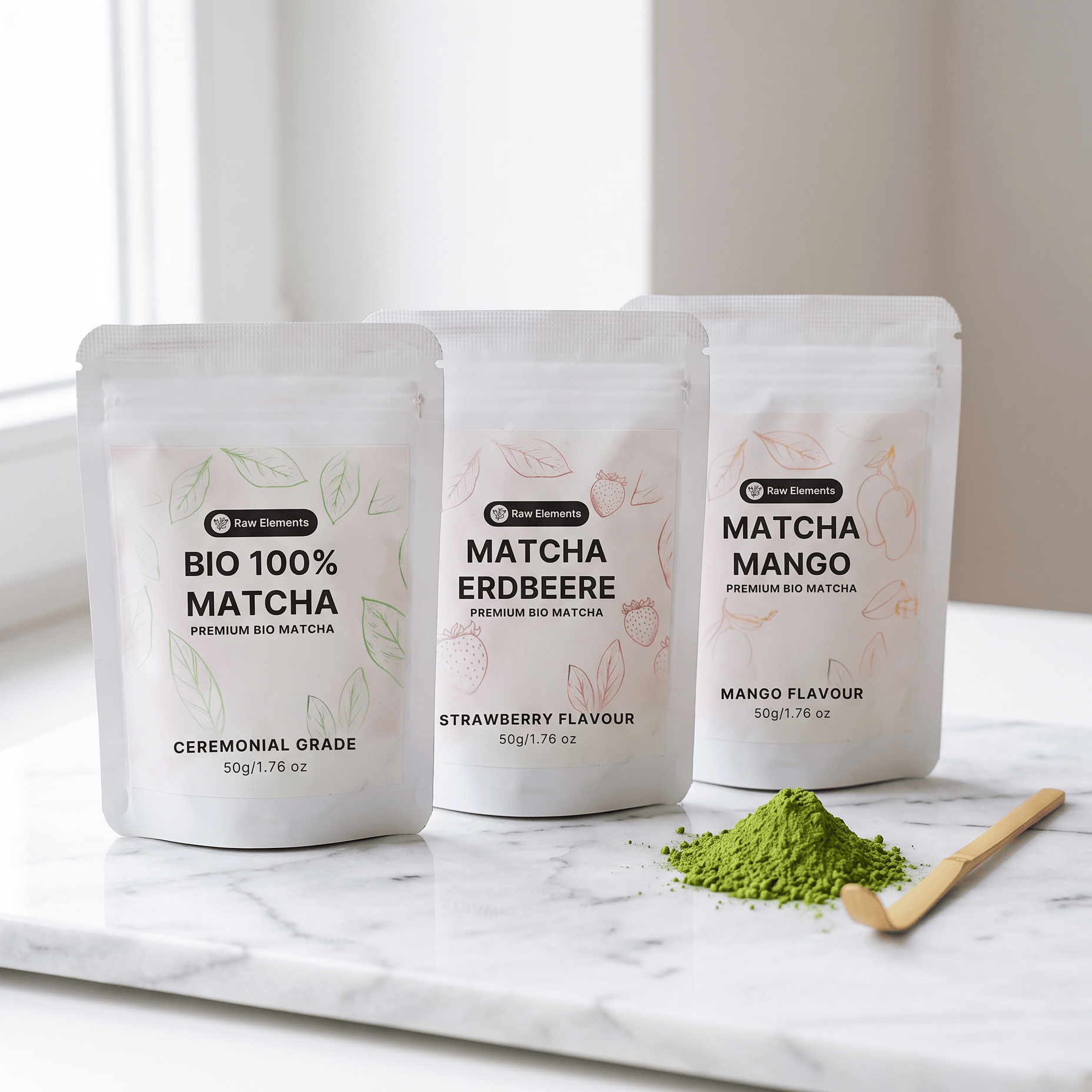 Matcha Set mit grünem Matcha Pulver auf Marmor