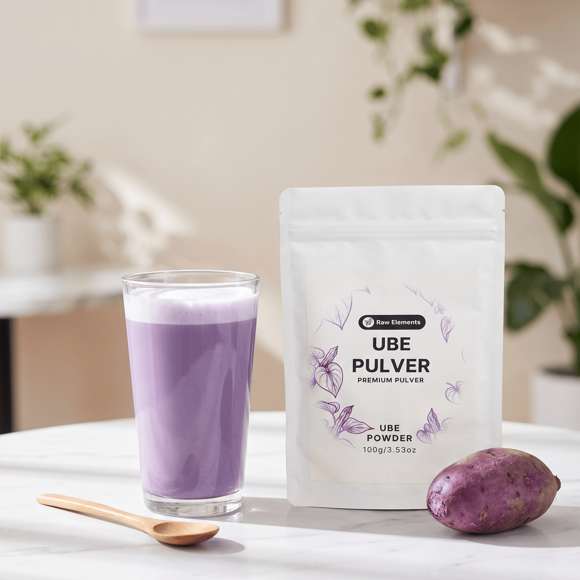 Violetter Ube Latte im Glas neben Ube Pulver Beutel