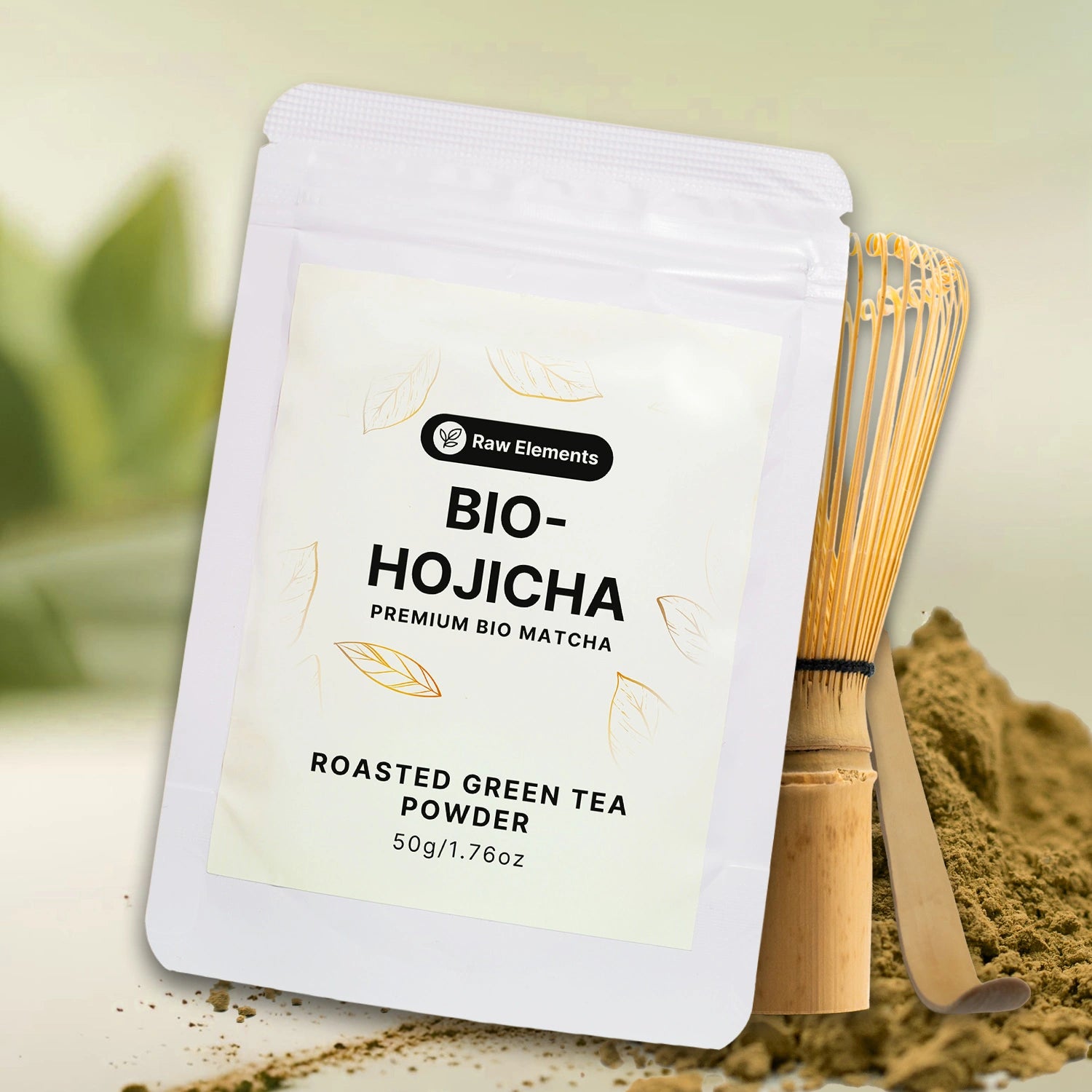 Weiße Pouch-Verpackung von Raw Elements Bio-Hojicha, dekoriert mit Bambusbesen und geröstetem Teepulver