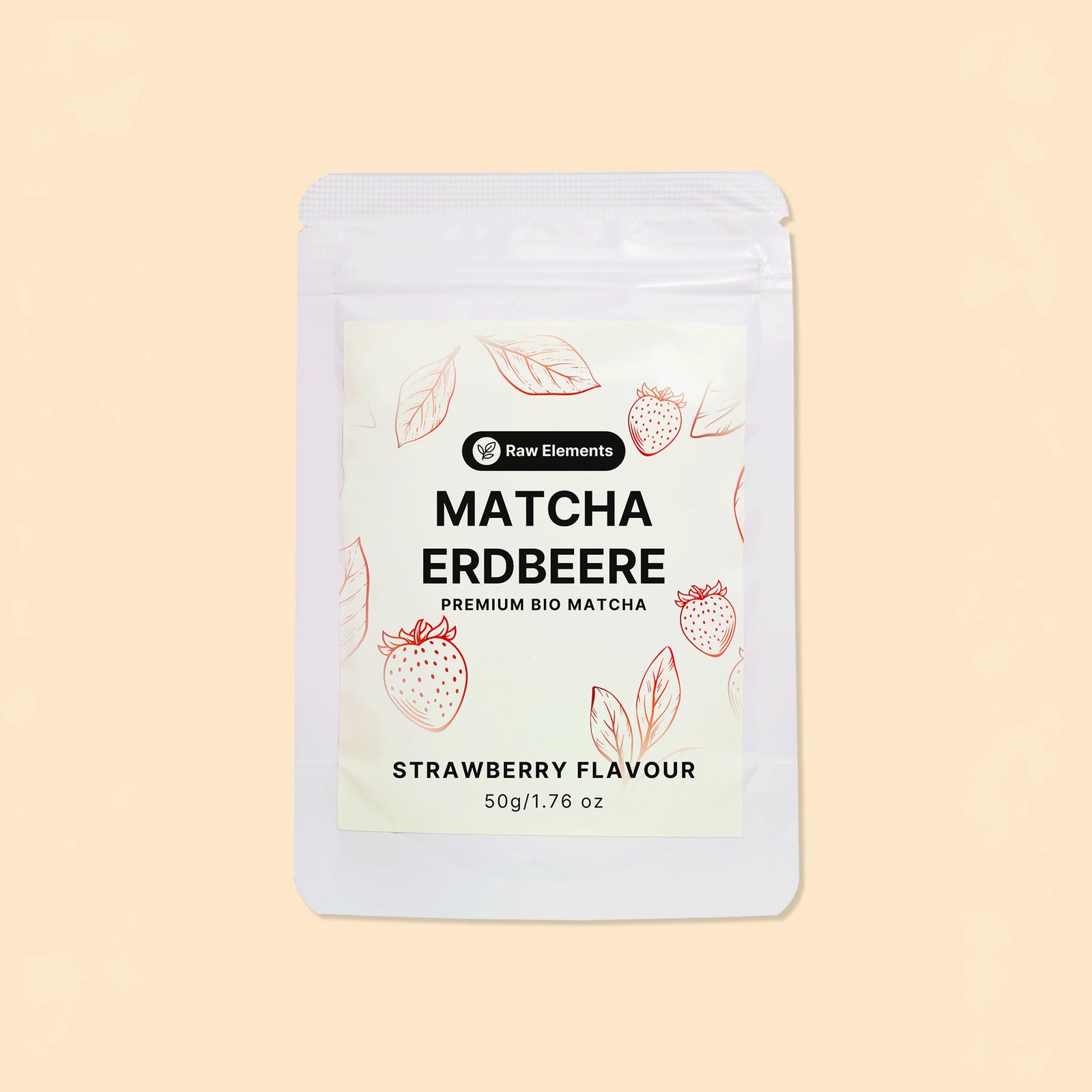 Frontansicht der Raw Elements Bio Matcha Erdbeere Verpackung (50g) mit feinen Erdbeer-Illustrationen auf einem hellbeigen Hintergrund.