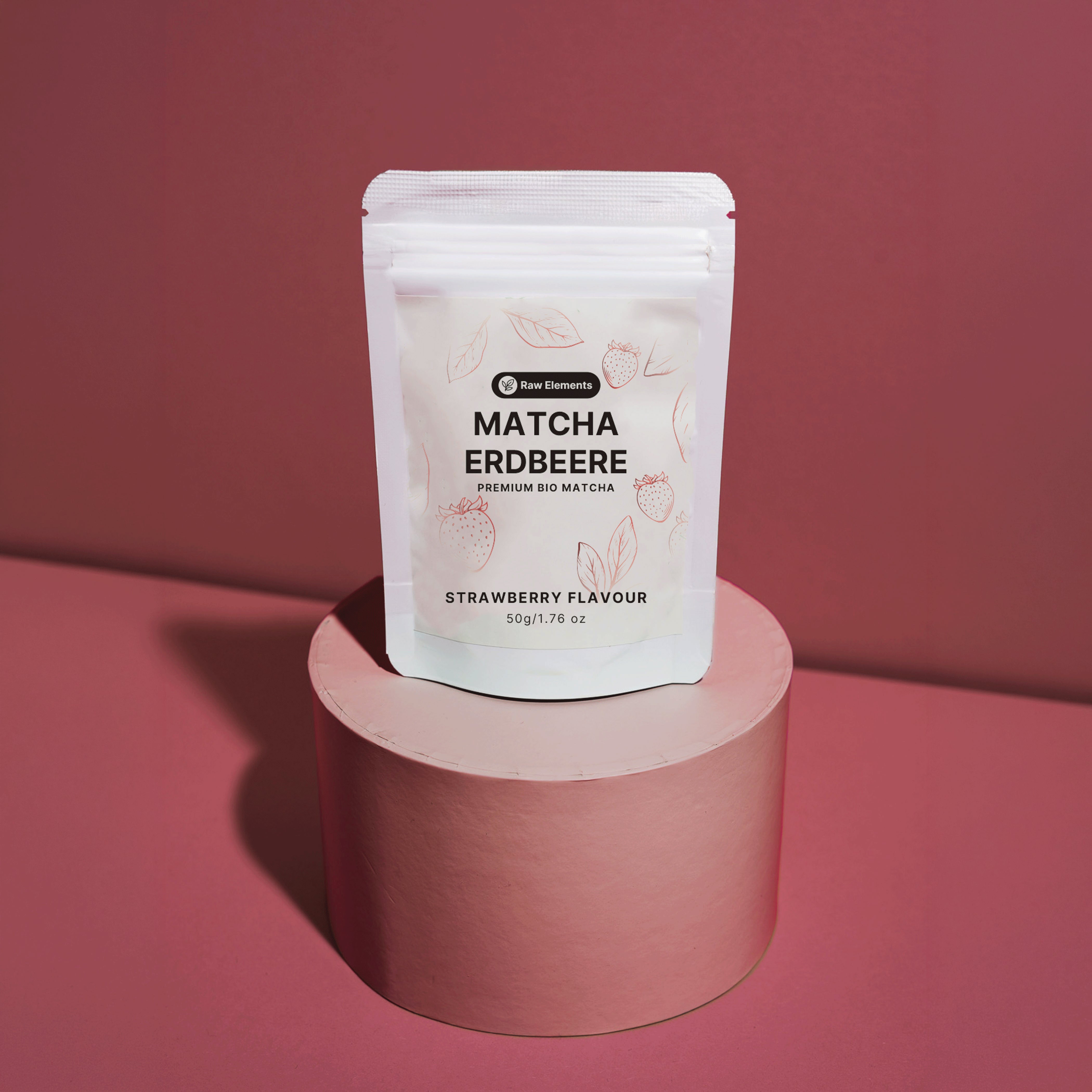 Weißer Standbodenbeutel des Raw Elements Bio Matcha Erdbeere, platziert auf einem runden, altrosa Podest.