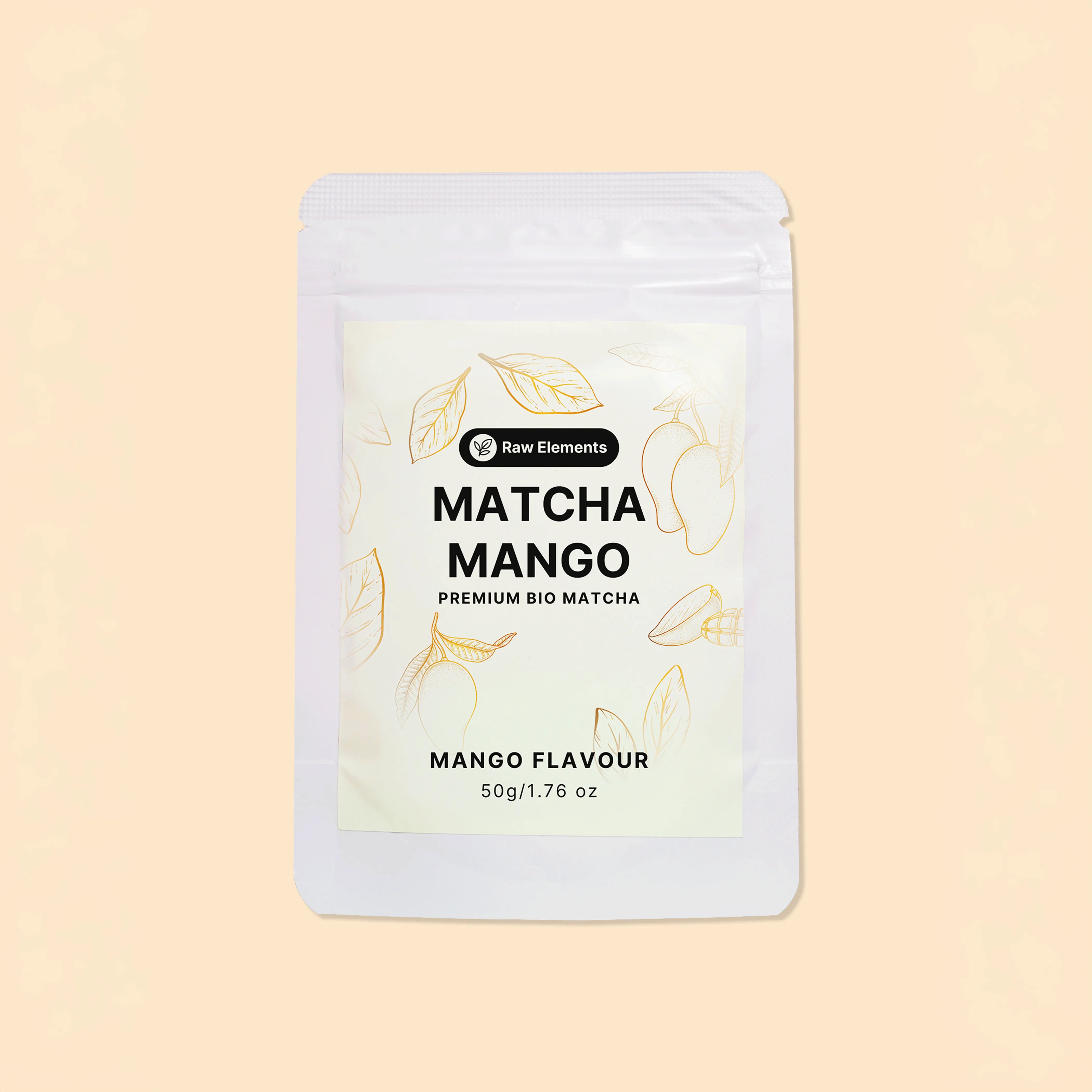 Frontansicht der Raw Elements Bio Matcha Mango Verpackung (50g) mit Mango-Illustrationen auf beigem Hintergrund.