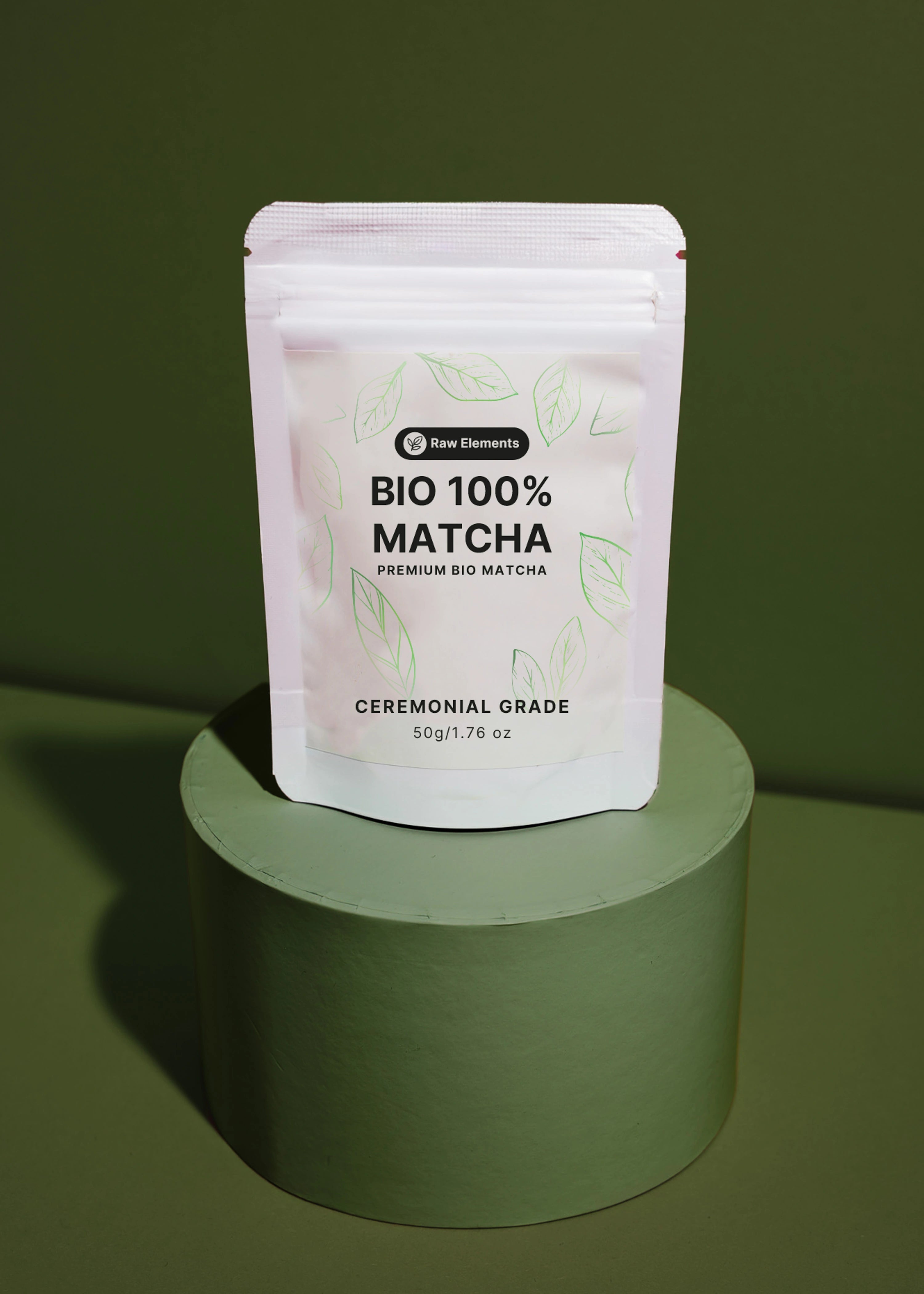 Weiße Pouch-Verpackung von Raw Elements Bio Matcha Tee Pulver in Ceremonial Grade Qualität