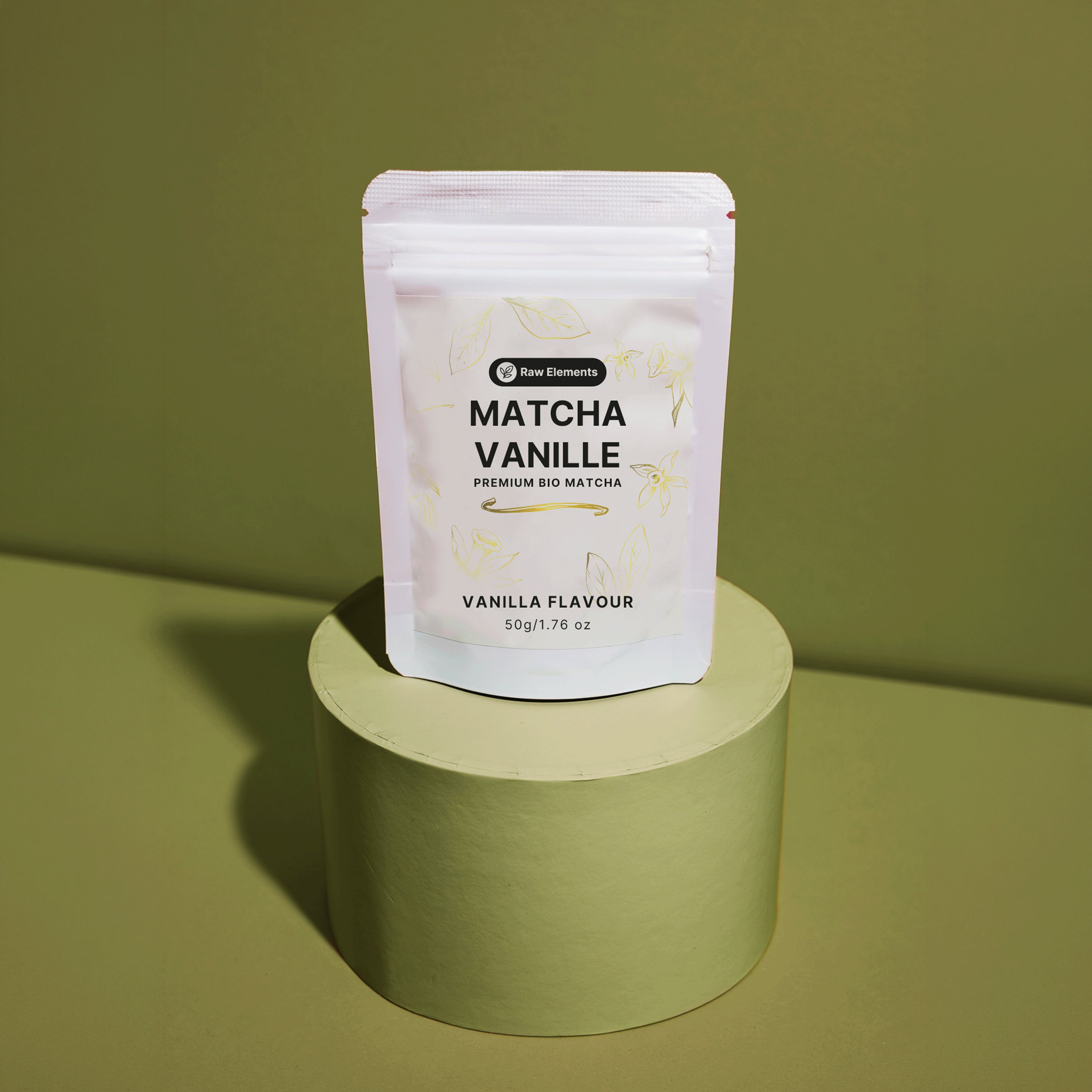 Weißer Standbodenbeutel des Raw Elements Bio Matcha Vanille, platziert auf einem runden, olivgrünen Podest.