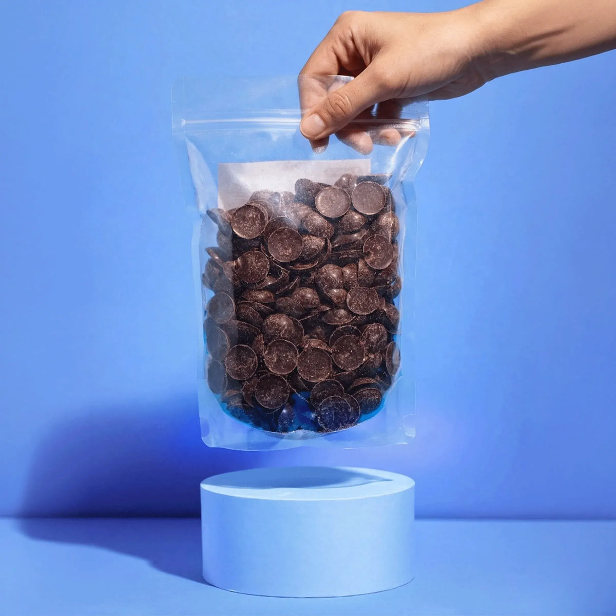 Hand hält den Beutel Bio Schokodrops