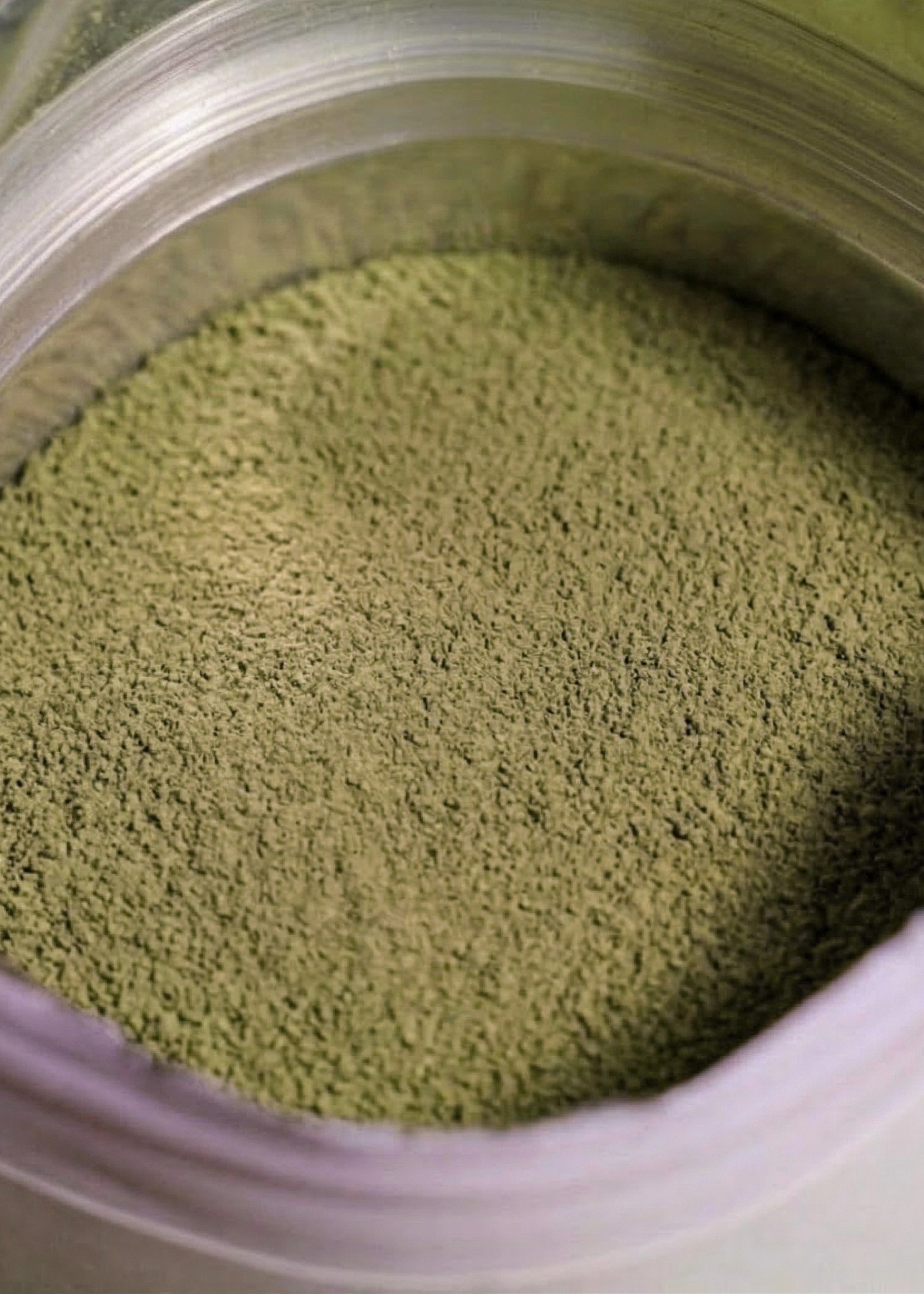 Blick von oben auf das ultrafein gemahlene, braun-grüne Bio-Hojicha Pulver mit seiner typischen Röstfarbe