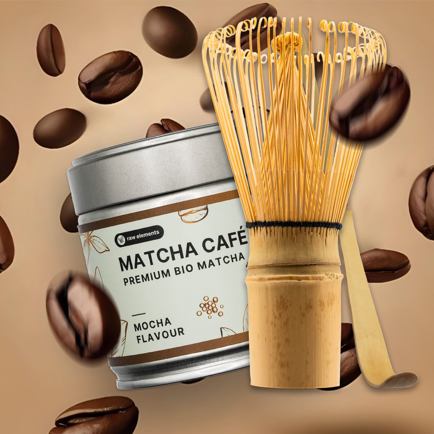Raw Elements Matcha Café Dose mit Bambusbesen, umgeben von Kaffeebohnen – Bio Matcha mit Mocha-Geschmack