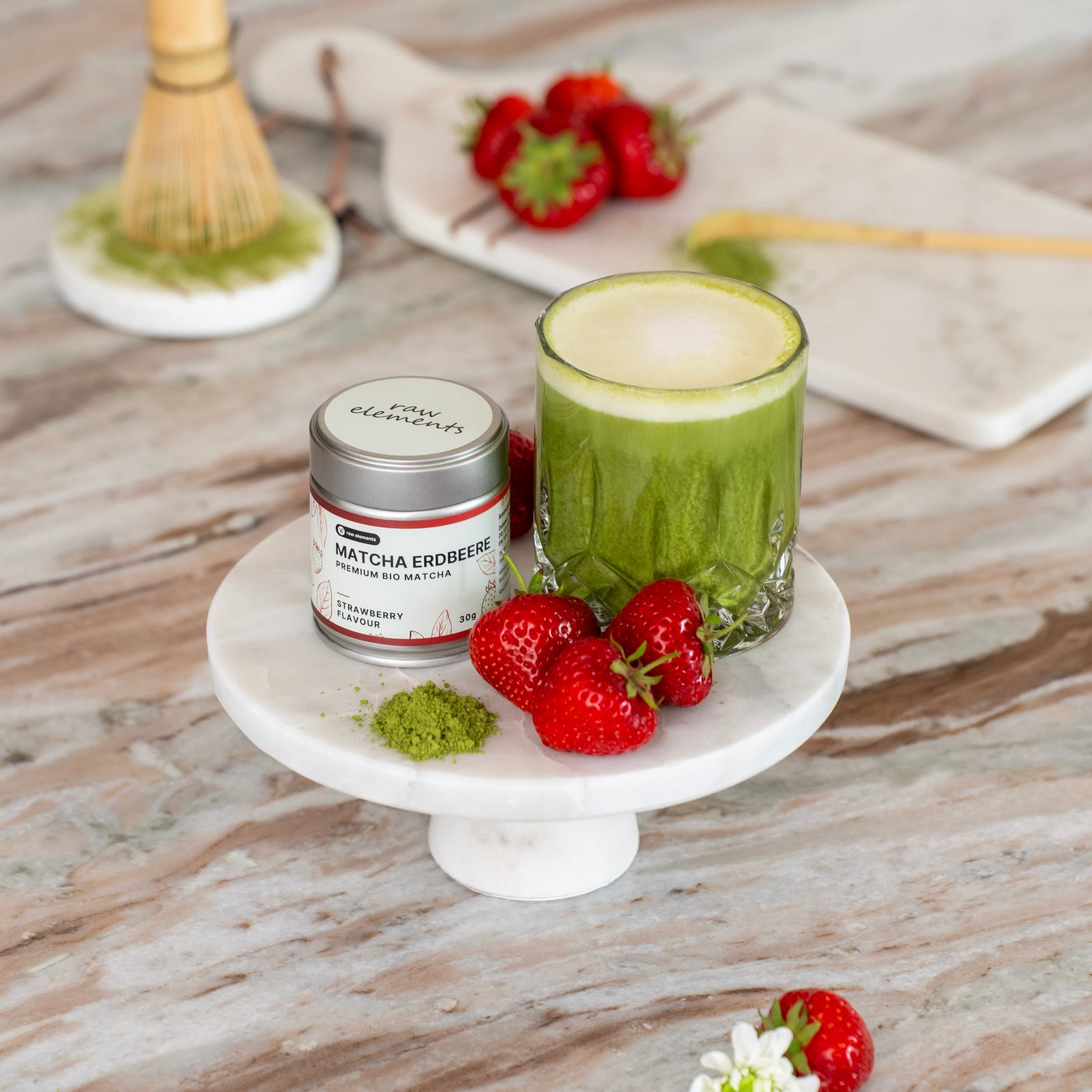 Bio Matcha Erdbeere im Bambuslöffel – leuchtend grün mit feiner Erdbeer-Note