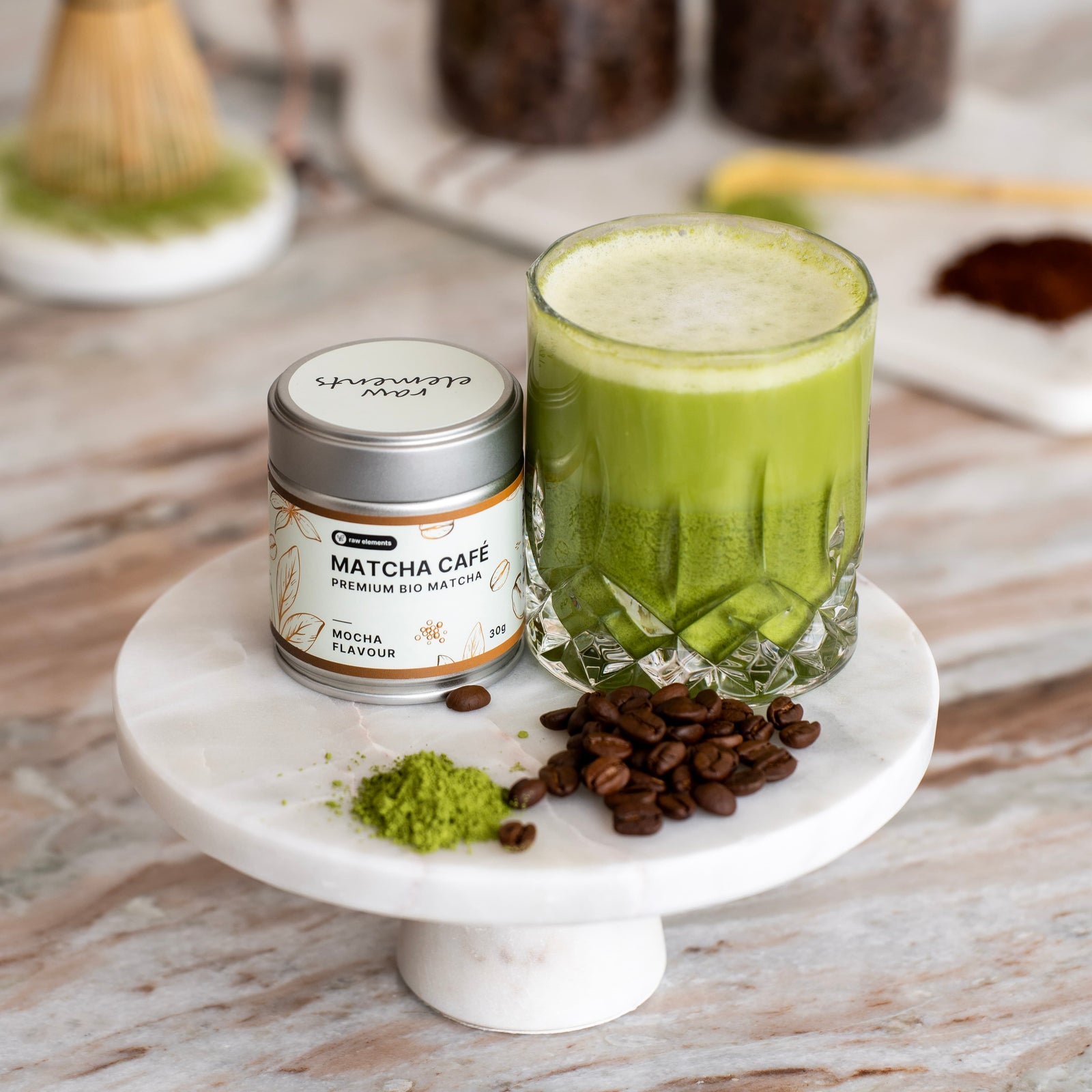 Bio Matcha Kaffee im Bambuslöffel – leuchtend grün, mit natürlicher Kaffeenote