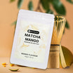 Weiße Pouch-Verpackung von Raw Elements Premium Matcha Vanille, dekoriert mit edlen weißen Vanilleblüten und Bambusbesen