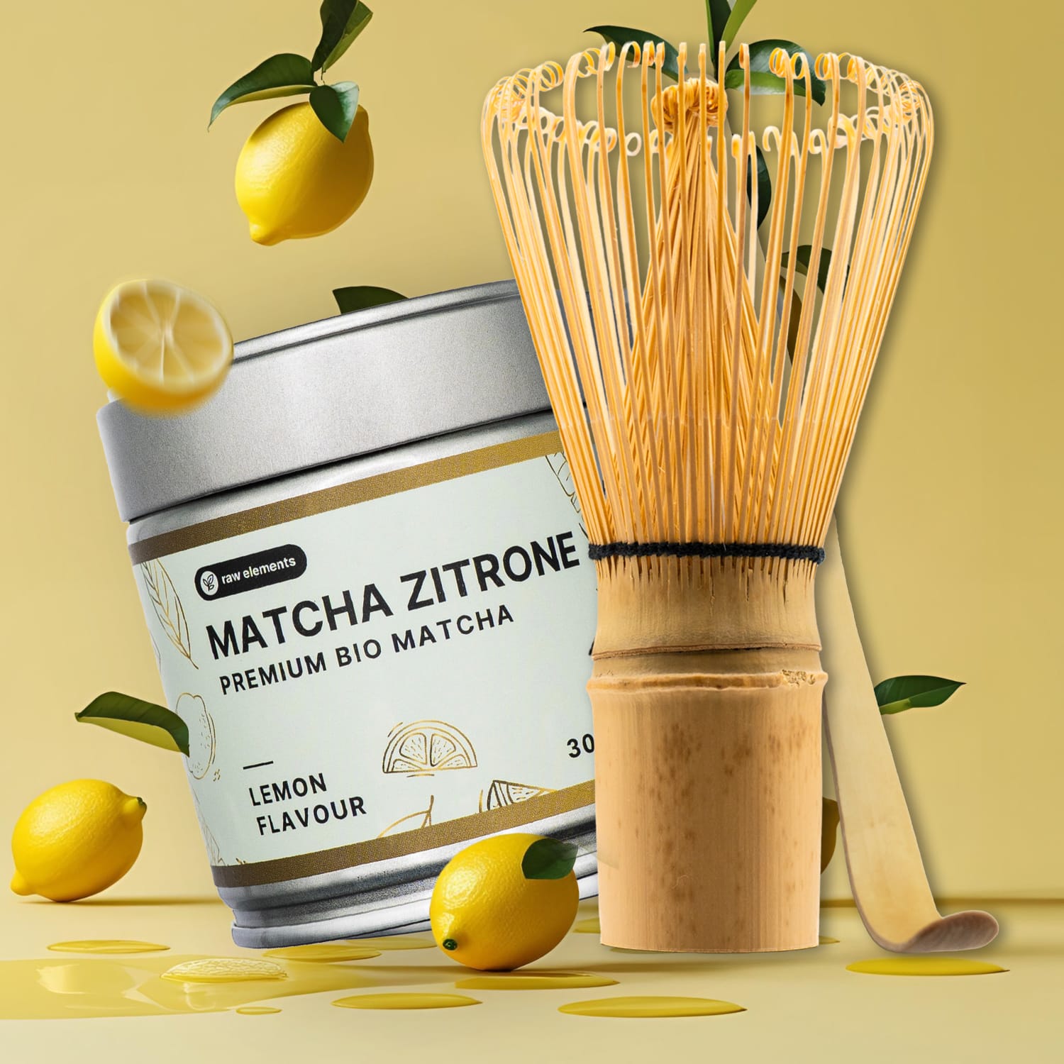 Raw Elements Matcha Zitrone Dose mit Bambusbesen und frischen Zitronen – Bio Matcha mit Zitronengeschmack