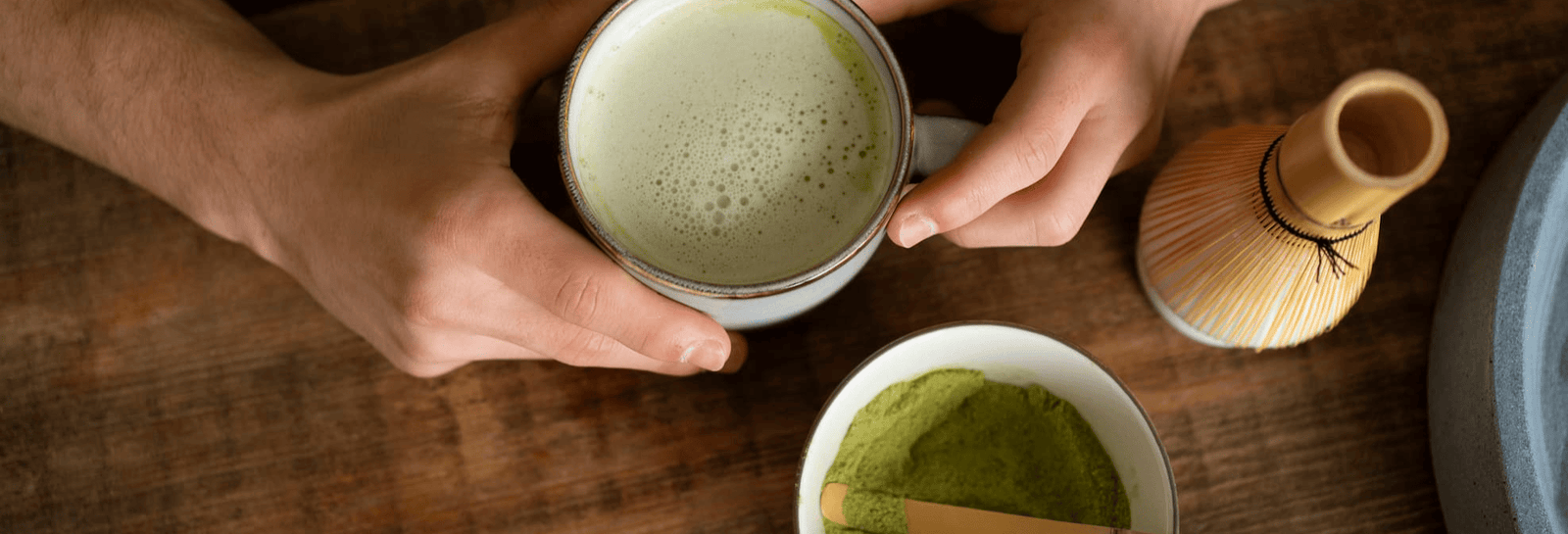 Frisch angerührter Bio Matcha Tee mit heißem Wasser – zubereitet nach japanischer Tradition