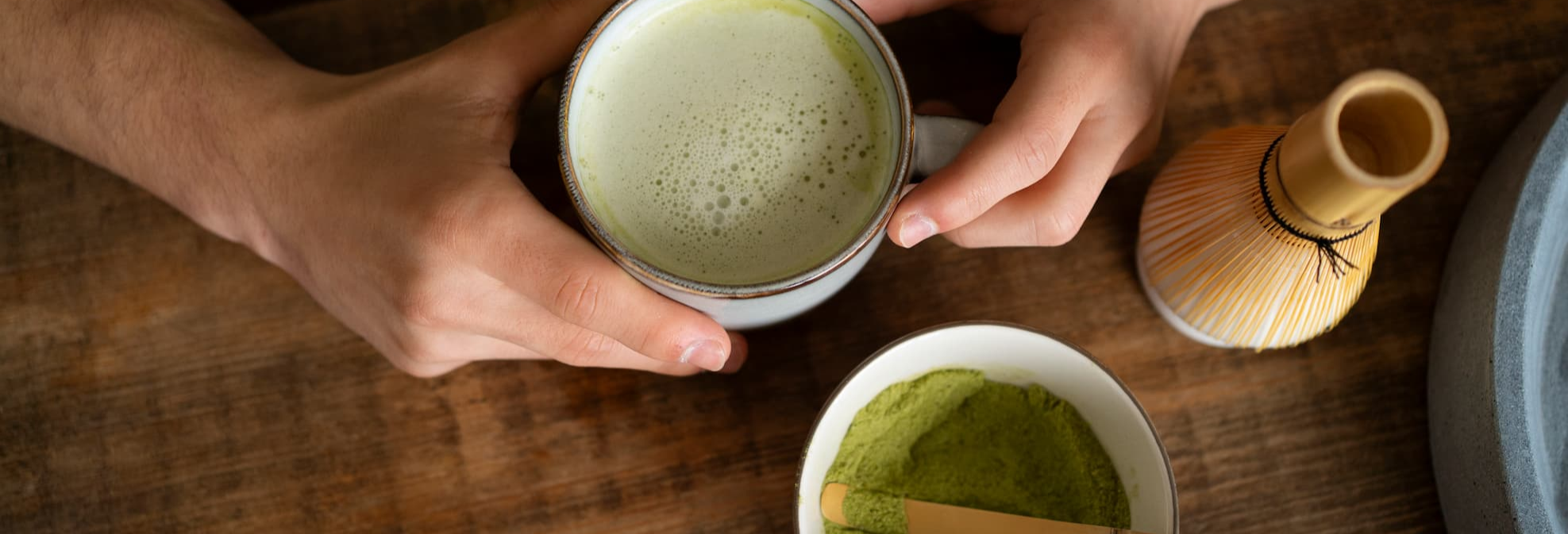 Frisch angerührter Bio Matcha Tee mit heißem Wasser – zubereitet nach japanischer Tradition